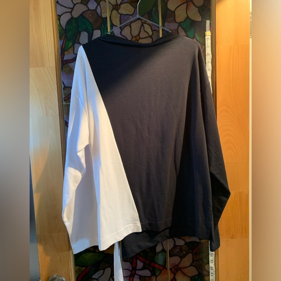 New black and white large VENUS womens top. - Picture 4 of 4